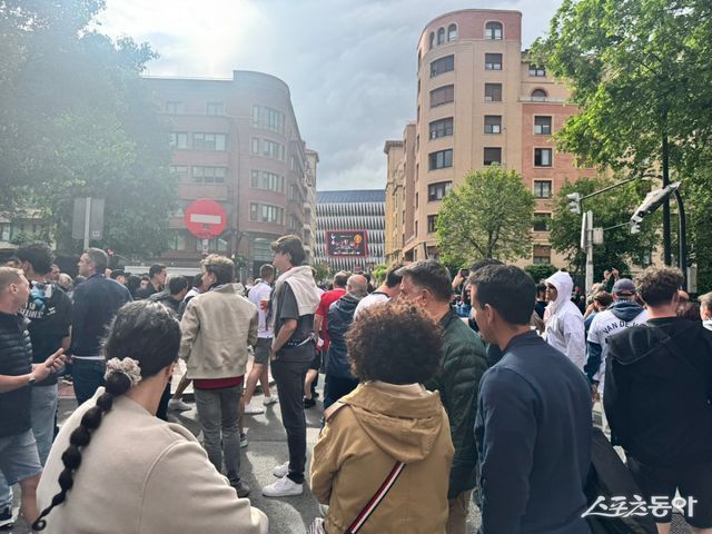 토트넘과 맨유의 UEL 결승이 펼쳐진 에스타디오 산 마메스 앞 거리. 많은 팬들이 들뜬 마음으로 경기장으로 향하고 있다. 빌바오(스페인)｜허유미 통신원