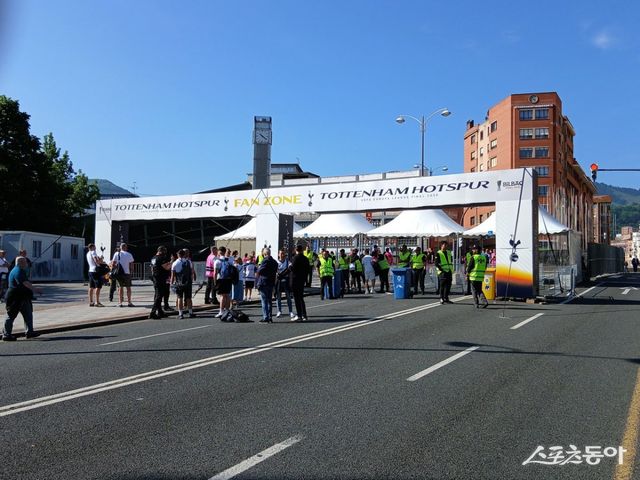 토트넘과 맨유의 UEL 결승이 펼쳐진 에스타디오 산 마메스 앞에 마련된 팬 존. 빌바오(스페인)｜허유미 통신원