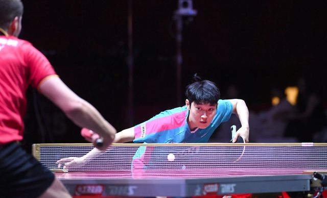 탁구국가대표팀 조대성이 21일(한국시간) 루사일스포츠아레나에서 열린 파트리크 프란치스카와 대회 5일째 남자단식 32강전에서 게임스코어 3-4로 패했다. 3게임 도중 비디오 판독으로 서브 리듬이 깨지며 리버스 스윕패를 당했다. 사진제공│대한탁구협회