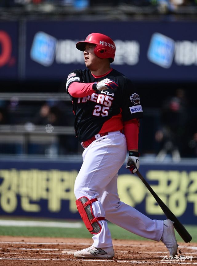 개막 엔트리 승선 후 줄곧 1군에 있는 KIA 이우성의 5월 부진이 예상보다 길어지고 있다. KIA 전력과 팀 분위기 상승을 위해선 외야 주요 자원 중 한명인 이우성이 5월 부진을 하루 빨리 털어낼 필요가 있다. 스포츠동아DB