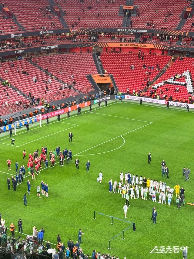 토트넘 선수들이 22일(한국시간) 에스타디오 산 마메스에서 열린 UEL 결승에서 맨유를 1-0으로 꺾고 우승을 차지한 뒤 세리머니를 준비하고 있다. 준우승팀 맨유의 메달 수여를 격려하기 위해 도열한 토트넘 선수들(오른쪽). 빌바오(스페인)｜허유미 통신원