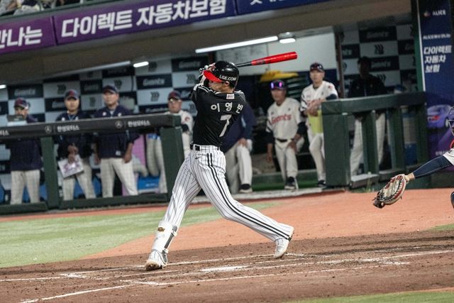 LG 이영빈이 21일 사직구장에서 열린 롯데와 원정경기 2회초 우월 솔로포를 터트리고 있다. 사진제공｜LG 트윈스