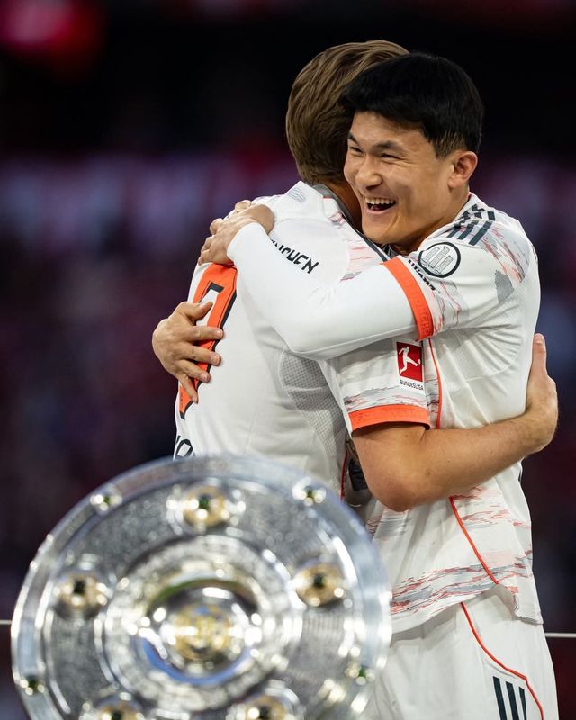 바이에른 뮌헨 김민재가&nbsp;독일 분데스리가 우승 세리머니에서 기뻐하고 있다. 그러나 독일 매체들은 시즌이 끝나기 무섭게 해외 이적설을 제기해 올 여름 거취에 많은 시선이 모아지고 있다. 사진출처｜바이에른 뮌헨 페이스북