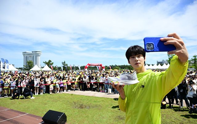 노스페이스 홍보대사 차은우가 ‘2025 TNF 100 강원’ 참가자들과 셀카를 찍고 있다. 사진제공 ｜ 노스페이스