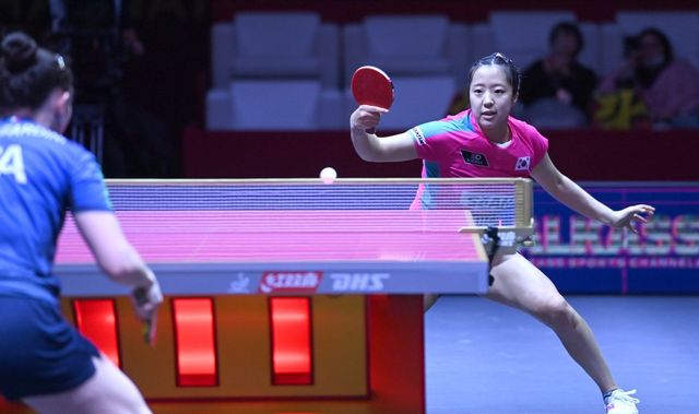 신유빈(뒤)이 21일(한국시간) 카타르 도하의 루사일스포츠아레나에서 벌어진 가이아 몬파디니와 2025세계탁구선수권대회 5일째 여자단식 32강에서 공격을 하고 있다. 게임스코어 4-1로 이긴 신유빈은 8강에서 세계 1위 쑨잉샤와 맞붙는다. 사진제공│대한탁구협회
