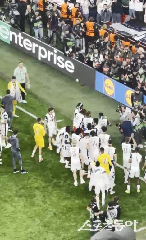 토트넘 선수들이 22일(한국시간) 에스타디오 산 마메스에서 열린 UEL 결승에서 맨유를 1-0으로 꺾고 우승을 차지한 뒤 관중과 함께 기쁨을 나누고 있다. 빌바오(스페인)｜허유미 통신원