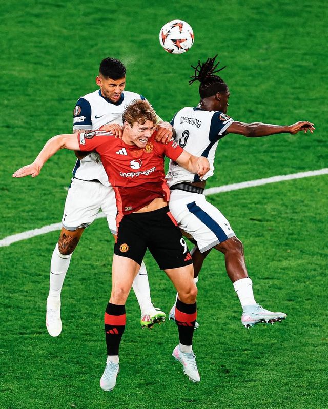 토트넘 로메로와 비수마가 22일(한국시간) 스페인 빌바오 에스타디오 산 마메스에서 열린 UEL 결승전에서 맨유 공격수와 공중볼 경합을 하고 있다. 사진출처｜토트넘 홋스퍼 페이스북