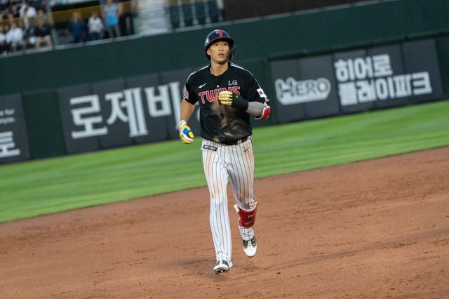 홍창기의 빈자리를 메우고 있는 LG 송찬의가 20일 사직구장에서 열린 롯데전에서 데뷔 첫 만루홈런을 쏘아 올린 뒤 그라운드를 돌고 있다. 사진제공｜LG 트윈스