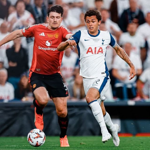 토트넘 윙포워드 브레넌 존슨(오른쪽)이 22일(한국시간) 스페인 빌바오 에스타디오 산마메스에서 열린 UEL 파이널 경기 도중 맨유 해리 매과이어의 추격을 뿌리치고 돌파하고 있다. 사진출처｜토트넘 홋스퍼 페이스북