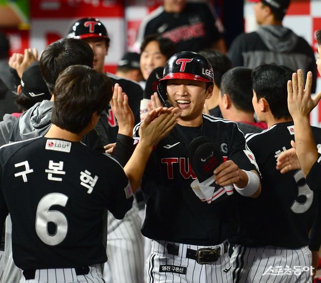 LG 선수들이 간판 홍창기의 부상 이탈로 일부 팬들의 비난을 받은 김민수를 걱정했다. 주장 박해민을 필두로 홍창기의 대체자인 송찬의 등은 공백을 최소화하겠다는 의지다. 스포츠동아DB