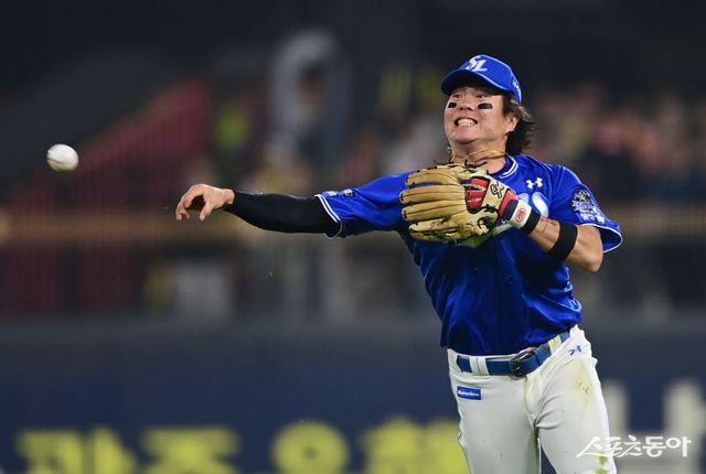 삼성 류지혁은 21일 고척 키움전에서 개인 통산 1000경기를 달성했다. 주전 한자리를 차지하기 위해 노력했던 시절이 있었기에 가능했던 결과물이다. 그는 2000경기 이상 출전한&nbsp;베테랑 강민호와 최형우를 언급하며 더 오랫동안 살아남겠다고 다짐했다. 스포츠동아 DB