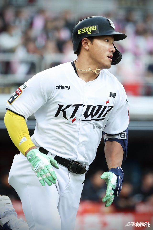 KT 안현민은 20일 수원KT위즈파크에서 열린 KIA전에서 5회말 시속 186.8㎞의 타구 속도를 기록했다. 안현민은 올해 시속 165㎞ 이상의 타구를 만든 비율이 전체 인플레이 타구 중 36.7%나 된다. 연일 괴력을 발휘하며 상대 투수진에 공포감을 안기고 있다. 사진제공｜KT 위즈