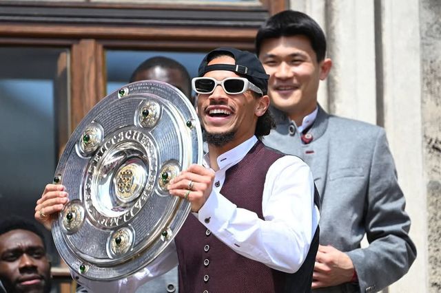 바이에른 뮌헨 김민재가&nbsp;독일 분데스리가 우승 세리머니에서 동료와 기쁨을 나누고 있다. 그러나 독일 매체들은 시즌이 끝나기 무섭게 해외 이적설을 제기해 올 여름 거취에 많은 시선이 모아지고 있다. 사진출처｜바이에른 뮌헨 페이스북