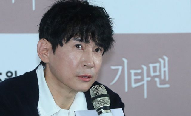 [서울=뉴시스] 김혜진 기자 = 배우 겸 감독 이선정이 21일 오후 서울 송파구 롯데시네마 월드타워에서 열린 영화 ‘기타맨’ 언론시사회에서 인사말을 하고 있다. 2025.05.21. jini@newsis.com