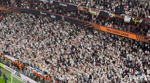 토트넘 팬들이 22일(한국시간) 스페인 빌바오 에스타디오 산마메스에서 열린 UEL 결승전에서 맨유를 꺾고 우승하자 승리의 세리머니를 선보이고 있다. 빌바오(스페인)｜허유미 통신원