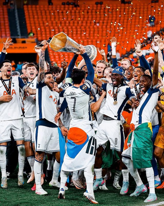 태극기를 두른 주장 손흥민을 중심으로 토트넘 선수들이 22일(한국시간) 스페인 빌바오 에스타디오 산마메스에서 열린 UEL 결승전에서 맨유를 꺾고 우승한 뒤 흥겹게 춤을 추고 있다. 사진출처｜토트넘 홋스퍼 페이스북