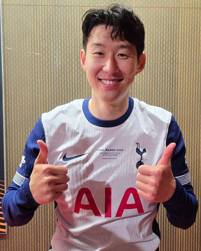 토트넘 주장 손흥민이 22일(한국시간) 에스타디오 산 마메스에서 열린 맨유와 UEL 결승에서 1-0으로 승리한 뒤 우승을 거머쥐었다. “항상 어려운 길을 선택해왔고, 남들이 하지 않는 걸 해보고 싶었다. 17년 만에 팀의 우승을 주장으로 이끌어 자랑스럽다”고 소감을 밝혔다. 사진출처｜토트넘 페이스북