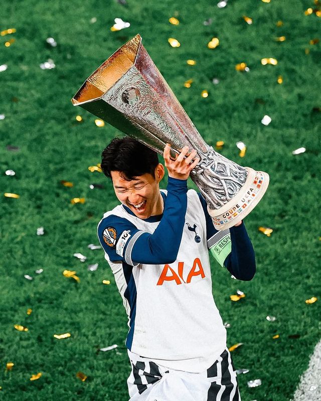 토트넘 주장 손흥민이 22일(한국시간) 스페인 빌바오 에스타디오 산마메스에서 열린 UEL 결승전에서 맨유를 꺾고 우승한 뒤 시상식에서 트로피를 번쩍 들어올리고 있다. 프로 커리어 15년 만에, 토트넘 입단 10년 만에 수확한 첫 우승이다. 사진출처｜토트넘 홋스퍼 페이스북