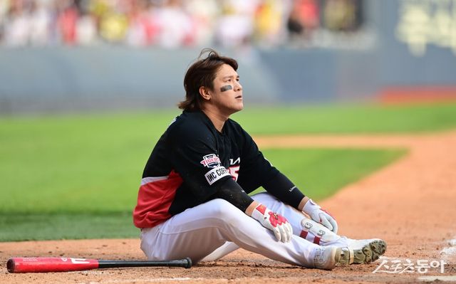 KIA 김선빈이 왼쪽 종아리 외측 근육 손상 부상으로 인해 22일 날짜로 1군 엔트리에서 말소됐다. KIA는 2주 뒤 재검진을 진행한 후 상세한 복귀 일정을 잡을 예정이다. 스포츠동아DB