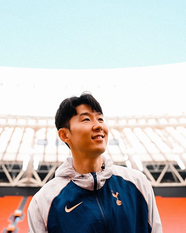 토트넘 주장 손흥민이 22일(한국시간) 에스타디오 산 마메스에서 열린 맨유와 UEL 결승에서 1-0으로 승리한 뒤 우승을 거머쥐었다. “항상 어려운 길을 선택해왔고, 남들이 하지 않는 걸 해보고 싶었다. 17년 만에 팀의 우승을 주장으로 이끌어 자랑스럽다”고 소감을 밝혔다. 사진출처｜토트넘 페이스북