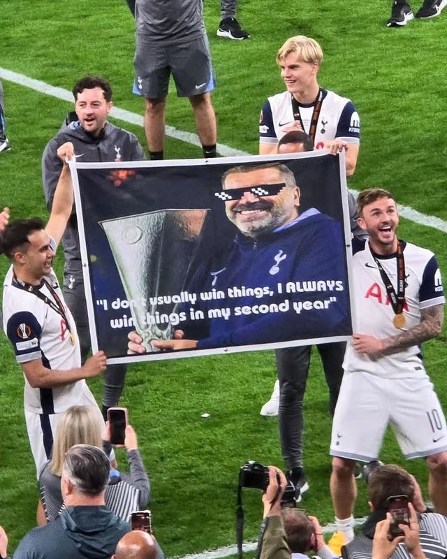 토트넘 선수들이 UEL 타이틀을 획득한 뒤 자신은 부임 2년차에 우승했다고 말한 포스테코글루 감독의 포스터를 팬들에 들어보이며 환하게 웃고 있다. 사진출처｜토트넘 홋스퍼 페이스북