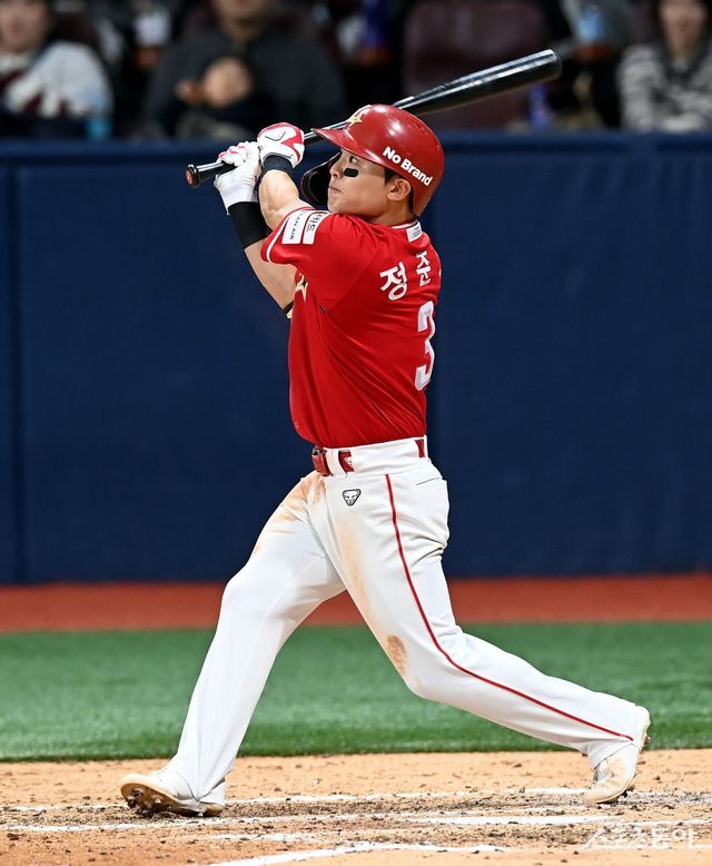 SSG 랜더스 정준재가 5월 들어 타격감을 끌어올리고 있다. 21일 잠실 두산전을 마친 뒤에는 4월 6일 인천 KT전 이후 처음으로 2할 타율에 진입했다. 스포츠동아 DB