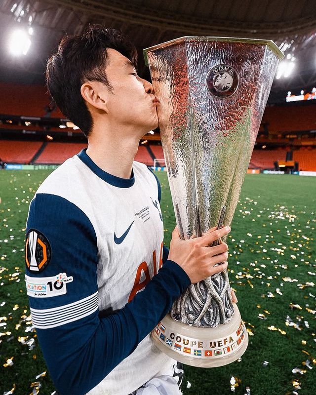 토트넘 주장 손흥민이 22일(한국시간) 스페인 빌바오 에스타디오 산마메스에서 열린 UEL 결승전에서 맨유를 꺾고 우승한 뒤 트로피에 입맞춤하고 있다. 프로 커리어 15년 만에, 토트넘 입단 10년 만에 수확한 첫 우승이다. 사진출처｜토트넘 홋스퍼 페이스북