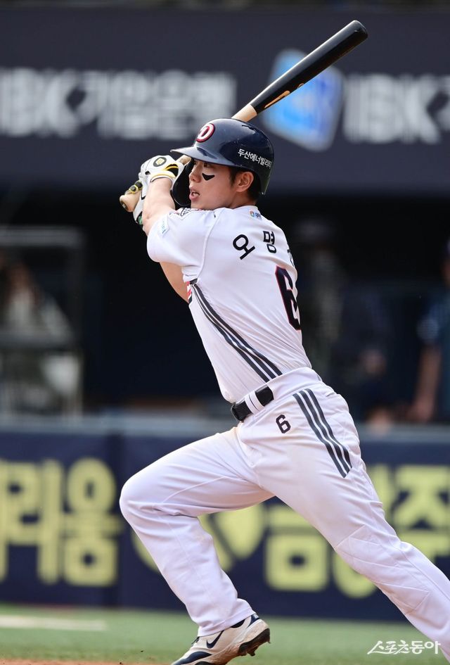 두산 베어스 오명진은 올 시즌 실책 1개만을 저지르며 안정된 수비를 보여주고 있다. 최근 유격수 출전 비중이 늘어난 것도 그 연장선상에 있다. 스포츠동아 DB