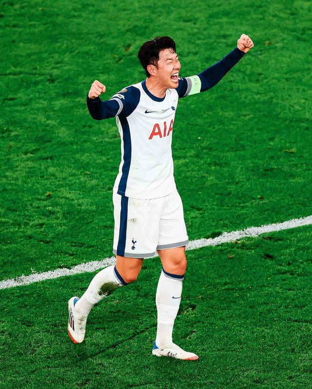 토트넘 주장 손흥민이 22일(한국시간) 맨유와 UEL 결승에서 1-0 승리를 거두며 우승을 확정한 뒤 기뻐하고 있다. 사진출처｜토트넘 페이스북