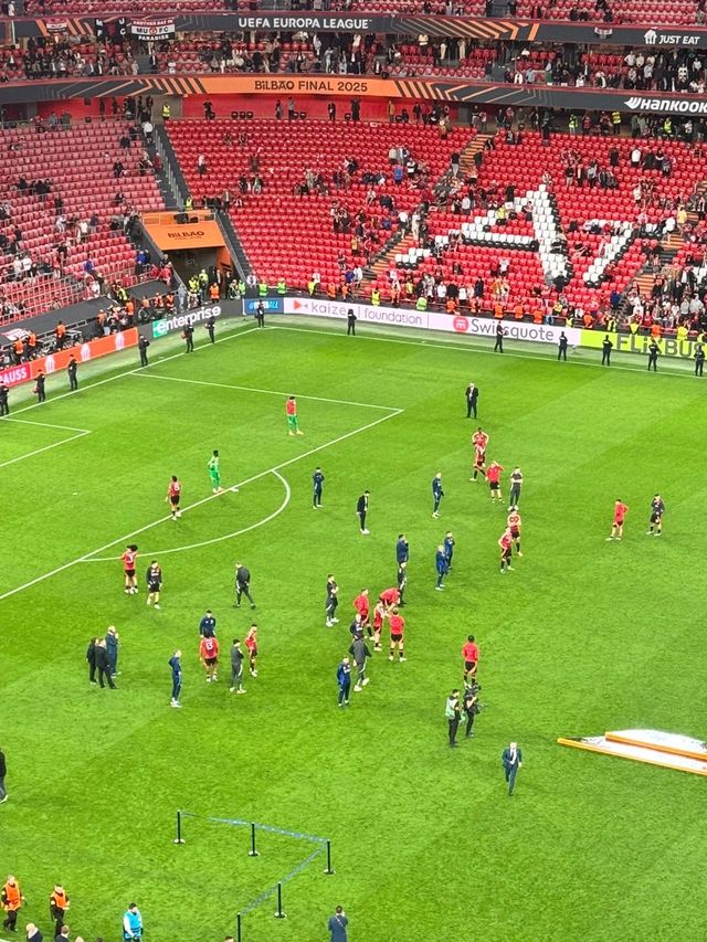 맨유 팬들은 22일(한국시간) 스페인 빌바오 에스타디오 산마메스에서 열린 UEL 결승전에서 토트넘에 패해 준우승에 그치자 종료 휘슬이 울리기 무섭게 경기장을 빠져나갔다. 빌바오(스페인)｜허유미 통신원