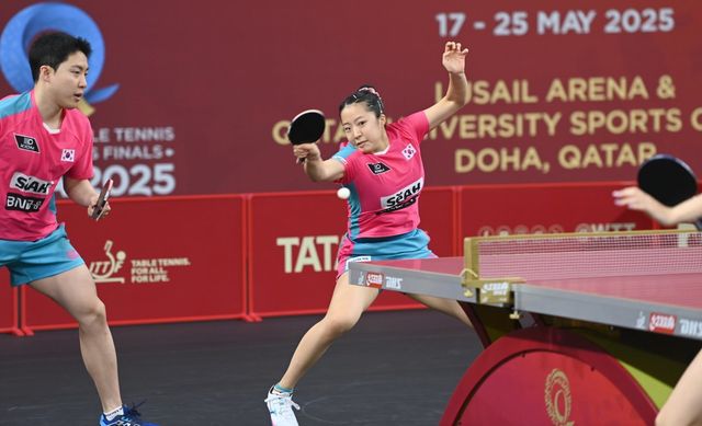 임종훈(왼쪽)-신유빈이 세계탁구선수권대회에서 2대회 연속 메달을 수확했다. 22일(한국시간) 카타르 도하의 루사일스포츠아레나에서 벌어진 린윤주-정이징과 2025세계선수권대회 혼합복식 8강전에서 게임스코어 3-2 로 이겨 4강에 올랐다. 이번 대회는 동메달 결정전이 없어 4강에만 올라도 메달이 주어진다. 사진제공│대한탁구협회