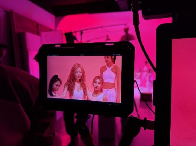 아두의 데뷔 싱글 ‘키스 라이크 디스’의 뮤직비디오 촬영 현장.