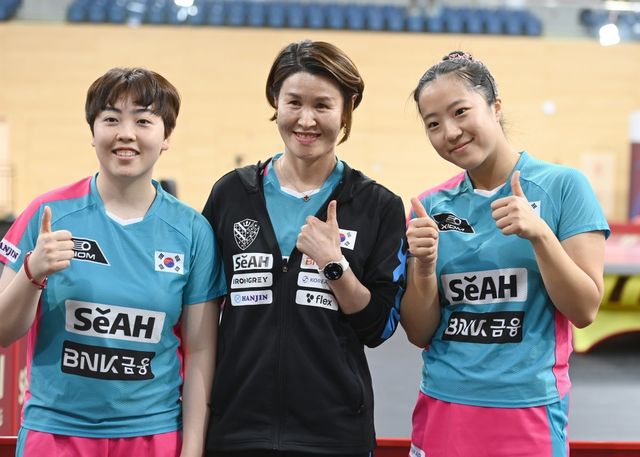 석은미 여자탁구대표팀 감독(가운데)은 세계선수권대회에서 동메달을 3개나 땄지만, 특별히 기억에 남거나 각별한 메달은 없다고 말한다. 그럼에도 세계대회 메달의 의미가 크다며 후배들도 자신처럼 노력해서 시상대에 서길 기대한다. 사진제공│대한탁구협회