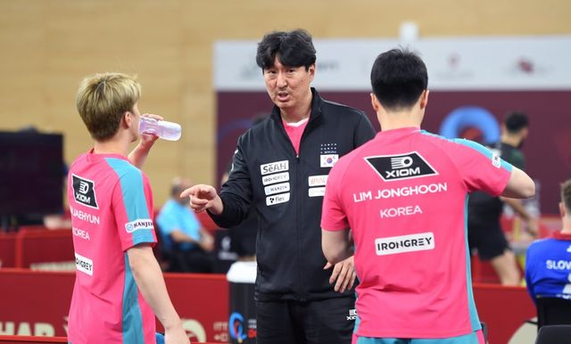 오상은 남자탁구대표팀 감독(가운데)은 2005년 중국 상하이세계탁구선수권대회에서 남자단식 동메달을 목에 걸었다. 이 메달은 오 감독의 커리어 유일한 세계대회 단식 메달이다. 사진제공│대한탁구협회