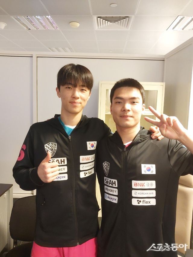 탁구국가대표팀의 훈련 파트너 김가온(왼쪽)과 임유노도 대표팀의 2025도하세계선수권대회 동메달 2개 획득에 힘을 보탰다. 훈련장에서 가상의 상대 역할을 톡톡히 해냈다. 도하(카타르)│권재민 기자 jmart220@donga.com