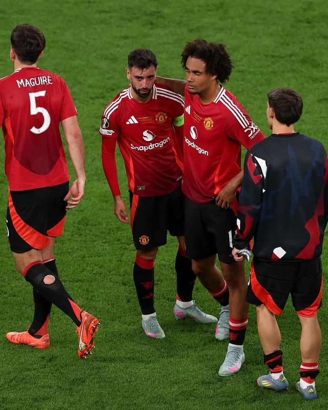 맨유 선수들이 22일(스페인) 빌바오에서 열린 UEL 결승에서 토트넘에 패해 준의승이 확정되자 망연자실해 하고 있다. 사진출저 | 맨체스터 유나이티드 페이스북