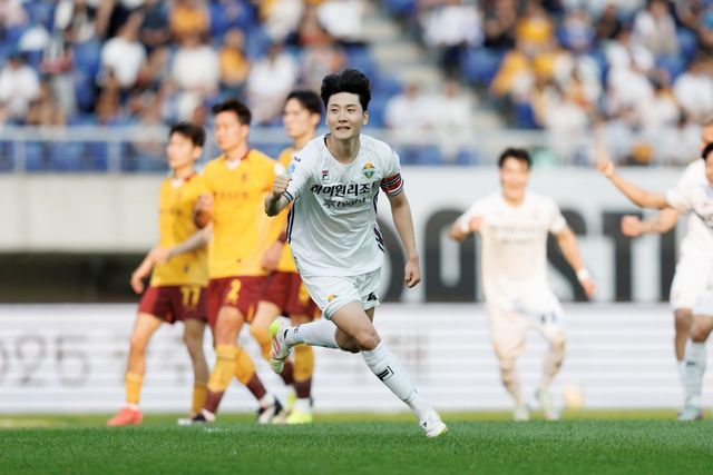 강원 김동현이 25일 광주와 원정경기 후반 추가시간 페널티킥 득점 후 기뻐하고 있다. 사진제공｜한국프로축구연맹