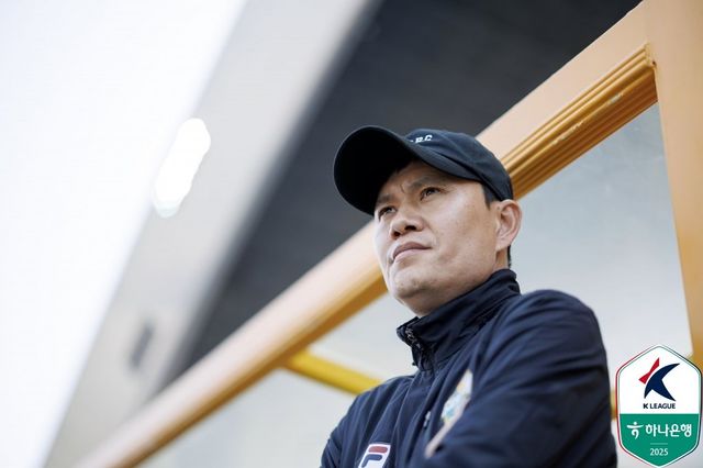 강원 정경호 감독이 25일 광주와 원정경기 도중 그라운드를 바라보고 있다. 사진제공｜한국프로축구연맹