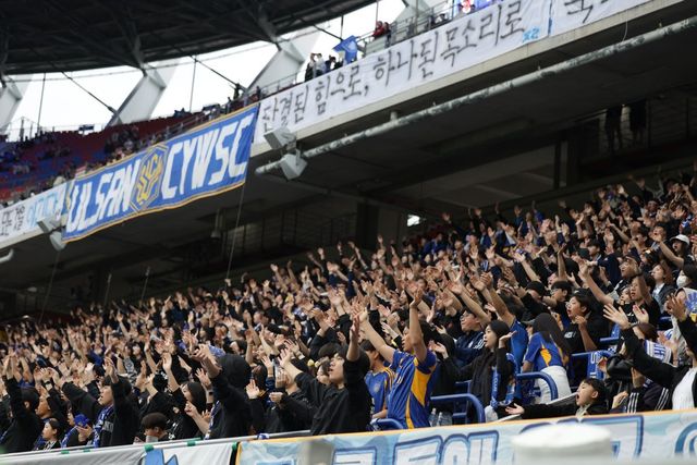 한국프로축구연맹은 24일 “‘하나은행&nbsp;K리그1 2025’는&nbsp;24일&nbsp;열린&nbsp;15라운드 FC서울-수원FC전(2만5578 명),&nbsp;울산 HD-김천 상무전(1만6012 명),&nbsp;대전하나시티즌-대구FC전(1만417 명)까지 올 시즌 누적 관중&nbsp;1백만6513명을 기록했다”고 발표했다. 사진제공｜한국프로축구연맹
