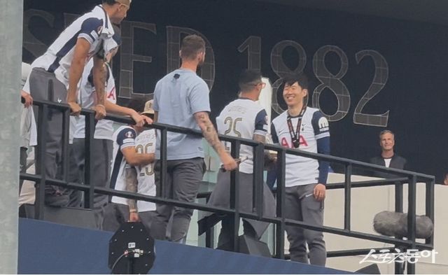 토트넘 주장 손흥민(오른쪽)이 24일(한국시간) 24일(한국시간) 런던 토트넘 홋스퍼 스타디움 인근에서 진행된 버스 퍼레이드에서 UEL 우승 트로피를 들고 기뻐하고 있다. 런던｜허유미 통신원