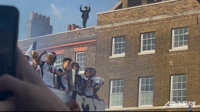 토트넘 선수들이 24일(한국시간) 24일(한국시간) 런던 토트넘 홋스퍼 스타디움 인근에서 진행된 버스 퍼레이드에서 UEL 우승 트로피를 들고 기뻐하고 있다. 런던｜허유미 통신원