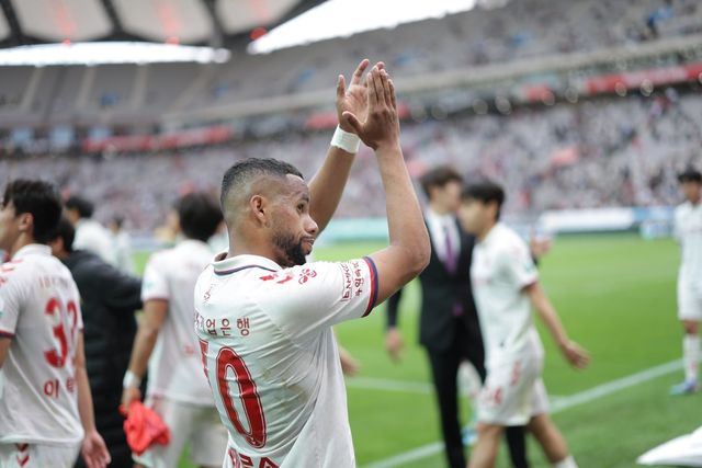 수원FC 안데르손이 24일 서울월드컵경기장에서 열린 서울과 K리그1 원정경기를 마친 뒤 팬들에게 감사 인사를 하고 있다. 이날 1골을 포함, 이번 시즌 15경기에서 5골을 터트린 그는 올 여름 새 팀을 찾을 가능성이 크다. 사진제공｜한국프로축구연맹