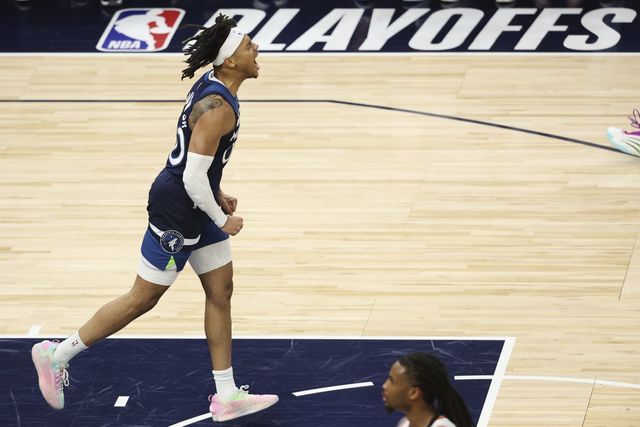 미네소타의 신인 테런스 섀넌 주니어가 25일(한국시간) 타깃 센터에서 열린 오클라호마시티와&nbsp;NBA PO&nbsp;서부 콘퍼런스 결승 3차전 도중 공격에 성공한 뒤 포효하고 있다. 그는 깜짝 활약으로 미네소타의 승리를 도왔다. 미니애폴리스(미 미네소타주)｜AP뉴시스