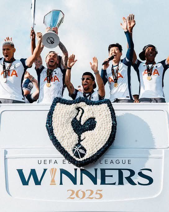 주장 손흥민(오른쪽 2번째)을 비롯한 토트넘 선수들이 24일(한국시간) 북런던 일대에서 진행된 UEL 우승 기념 카퍼레이드에서 우승 트로피를 들어보이며 팬들에게 감사를 전하고 있다. 사진출처｜토트넘 홋스퍼 페이스북