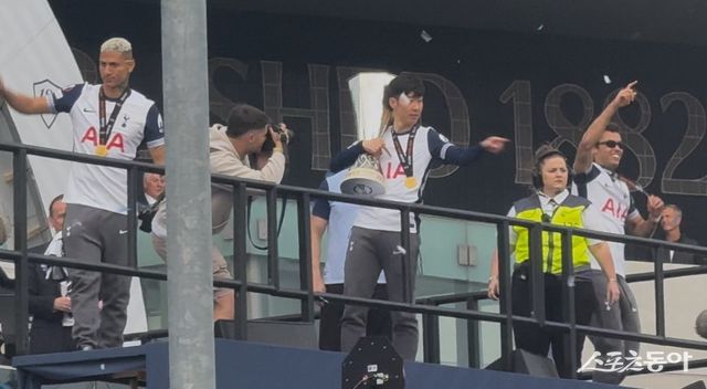 토트넘 주장 손흥민(가운데)이 24일(한국시간) 24일(한국시간) 런던 토트넘 홋스퍼 스타디움 인근에서 진행된 버스 퍼레이드에서 UEL 우승 트로피를 들고 기뻐하고 있다. 런던｜허유미 통신원