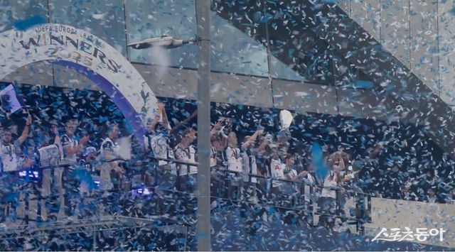 토트넘 선수들이 24일(한국시간) 24일(한국시간) 런던 토트넘 홋스퍼 스타디움 인근에서 진행된 버스 퍼레이드에서 UEL 우승 트로피를 들고 기뻐하고 있다. 런던｜허유미 통신원