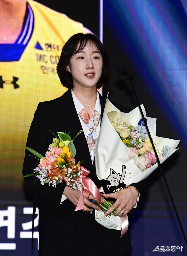 현대건설 베테랑 황연주가 지난달 열린 ‘도드람 2024-2025 V-리그 시상식’에서 20주년 역대 여자부 베스트7에 선정된 뒤 소감을 말하고 있다. 황연주는 다음 시즌부터 한국도로공사 유니폼을 입을 가능성이 크다. 스포츠동아DB