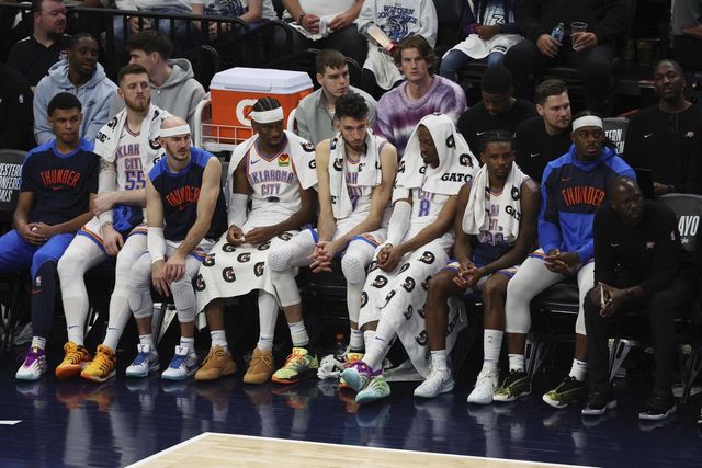 오클라호마의 주전선수들이 25일(한국시간) 타깃 센터에서 열린 미네소타와 NBA PO&nbsp;서부 콘퍼런스 결승 3차전 원정경기 4쿼터 도중 벤치에서 경기를 지켜보고 있다. 미니애폴리스(미 미네소타주)｜AP뉴시스