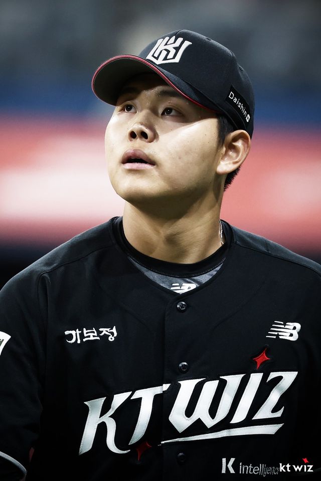KT 소형준이 25일 고척스카이돔에서 열린 키움과 원정경기에 선발등판해 7이닝 무4사구 무실점 역투를 펼친 뒤 3루 관중석을 바라보고 있다. 사진제공｜KT 위즈