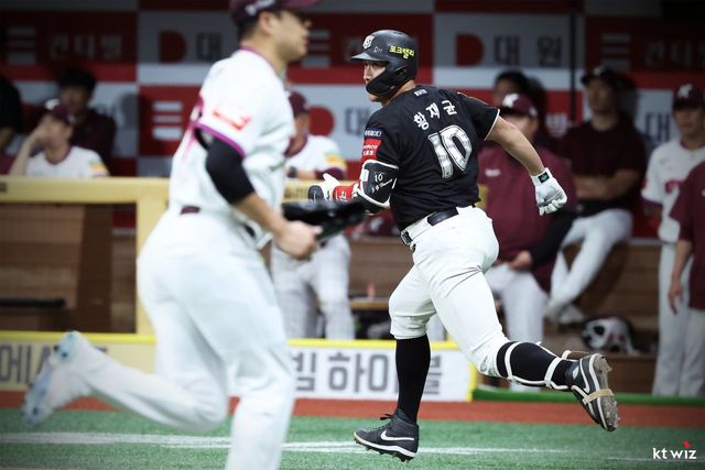 KT 황재균이 25일 고척 키움전 3회초 결승 1타점 적시타를 치고 1루로 뛰고 있다. 사진제공｜KT 위즈